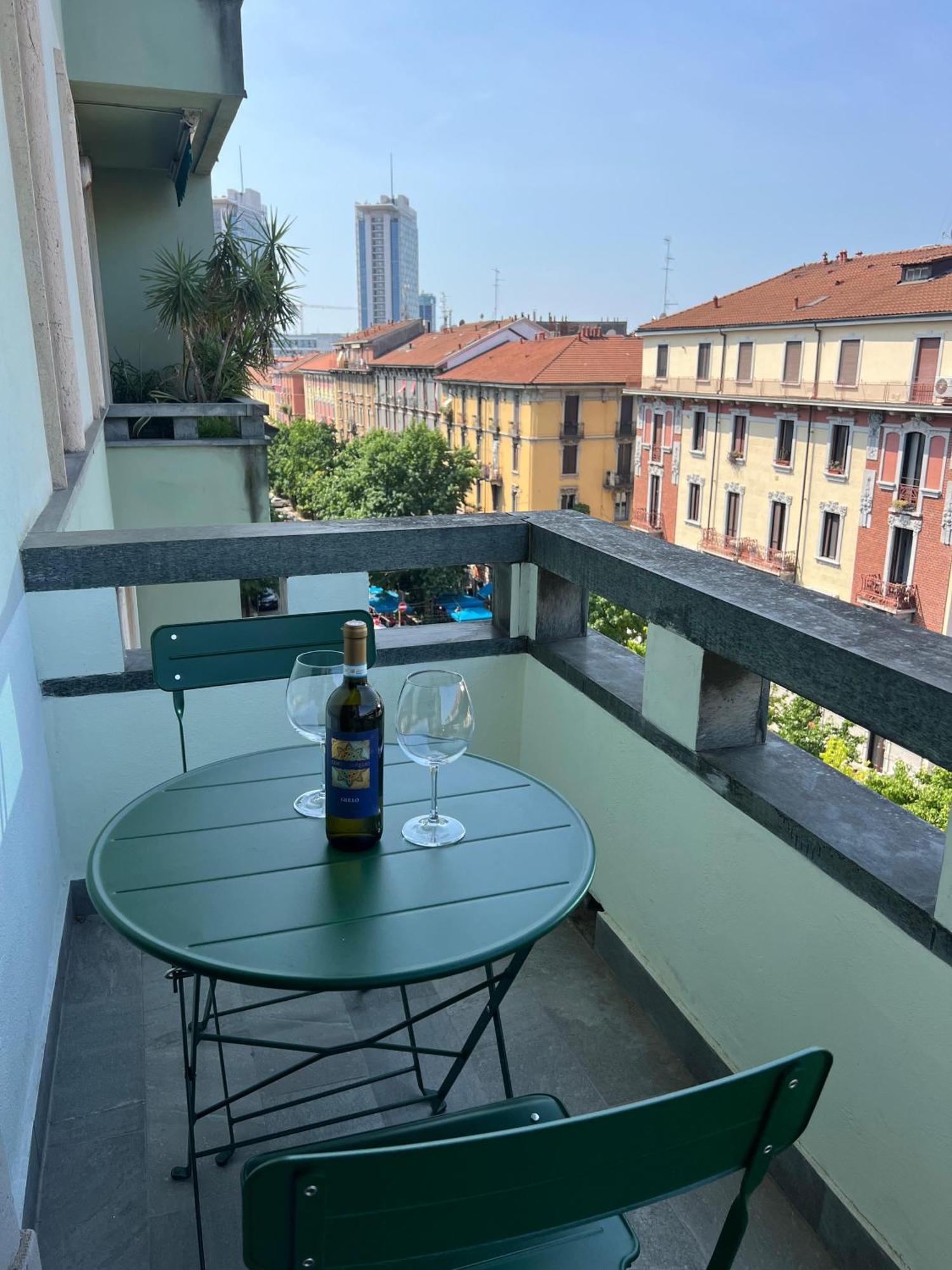 New Apartment With Balcony, Isola Bosco Verticale Milan Exterior photo