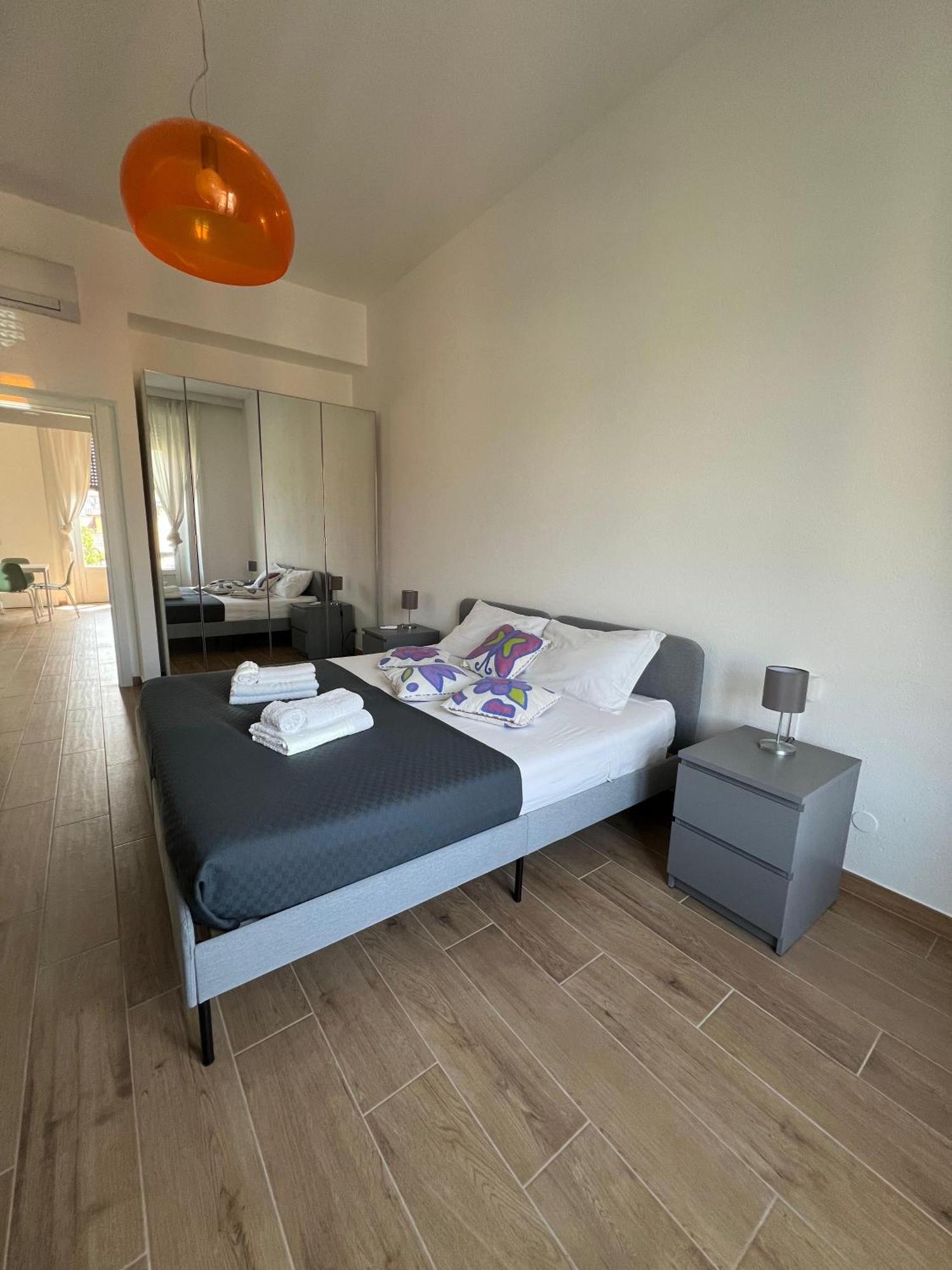 New Apartment With Balcony, Isola Bosco Verticale Milan Exterior photo